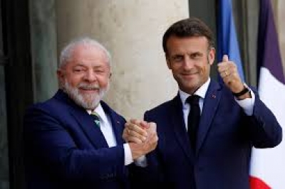 La France et le Brésil mobilisent 1 milliard d'euros pour protéger la forêt amazonienne (Macron depuis le Brésil)
